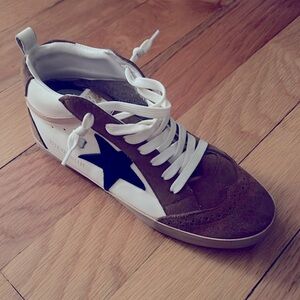 Golden Goose Women’s MIDSTAR tan with navy star size 38 (7.5)